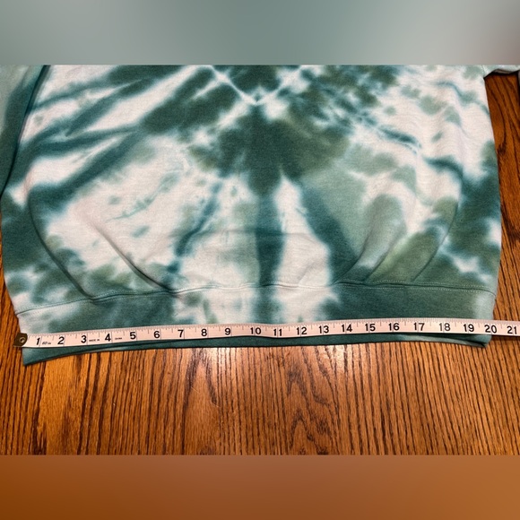 Urban Renewal Green Tie Dye Heart sweatshirt - Picture 5 of 12
